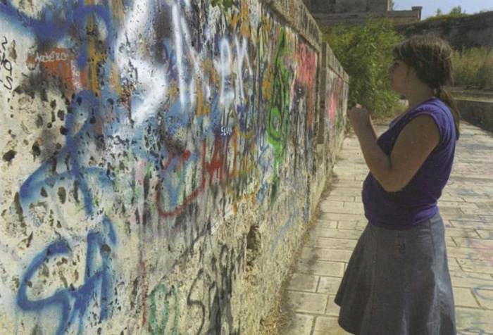 Подросток фотографирует граффити (Августа, Сицилия)